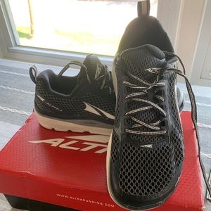 Altra Paradigm 3 shoes size 9